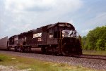 NS 6652 & 6610 lead a northbound train 